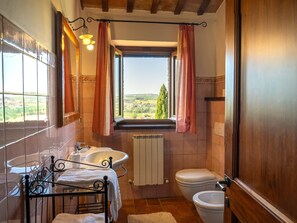 Douche, sĂšche-cheveux, bidet, serviettes fournies