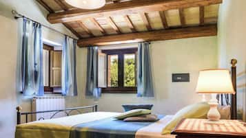 9 slaapkamers, een kluis op de kamer, een bureau