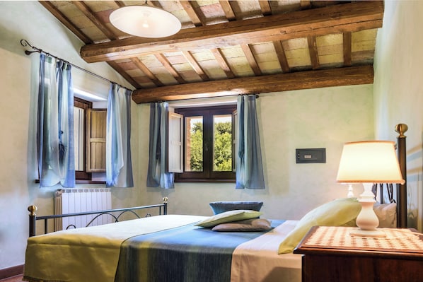 9 chambres, coffres-forts dans les chambres, bureau