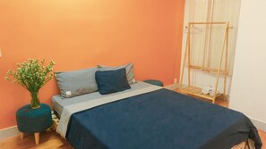 1 slaapkamer, een strijkplank/strijkijzer, wifi