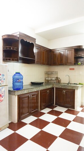 Een koelkast, kruiden