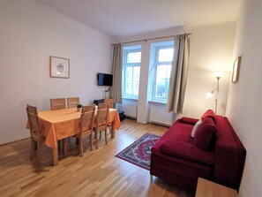 Apartemen, 1 kamar tidur (Typ C 17) | Area keluarga | Televisi layar datar 32-inci dengan saluran TV kabel dan TV