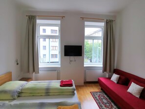 Studio (Typ A1 15) | Hypo-allergenic bedding, laptop workspace, free WiFi, bed sheets - Apartments Hellwagstraße (Vienna)