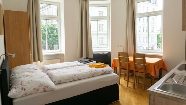 Ein Schlafzimmer mit einem Bett, einem Schreibtisch und einem Stuhl.
