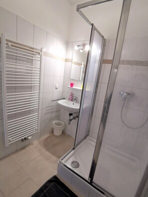 Studio (Typ A2 19) | Bathroom | Shower, hair dryer, towels, soap