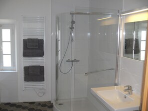Bathtub, hair dryer, towels, soap - Le Mont Ventoux, house with pool on working vineyard in Drome Provençale (Vinsobres)