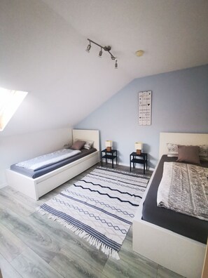 2 bedrooms, desk, iron/ironing board, WiFi - Vacation Apartment "Ländle" (Dauchingen)