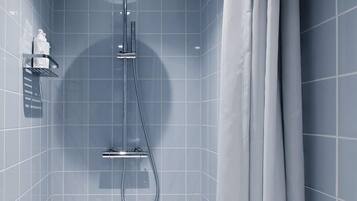 Een douche, een regendouche, een haardroger, handdoeken