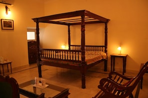 Deluxe Room | Desk, rollaway beds, free WiFi