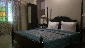 Deluxe Room | Desk, rollaway beds, free WiFi
