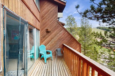 Stylish corner condo with views, jetted tub, resort access, and free WiFi