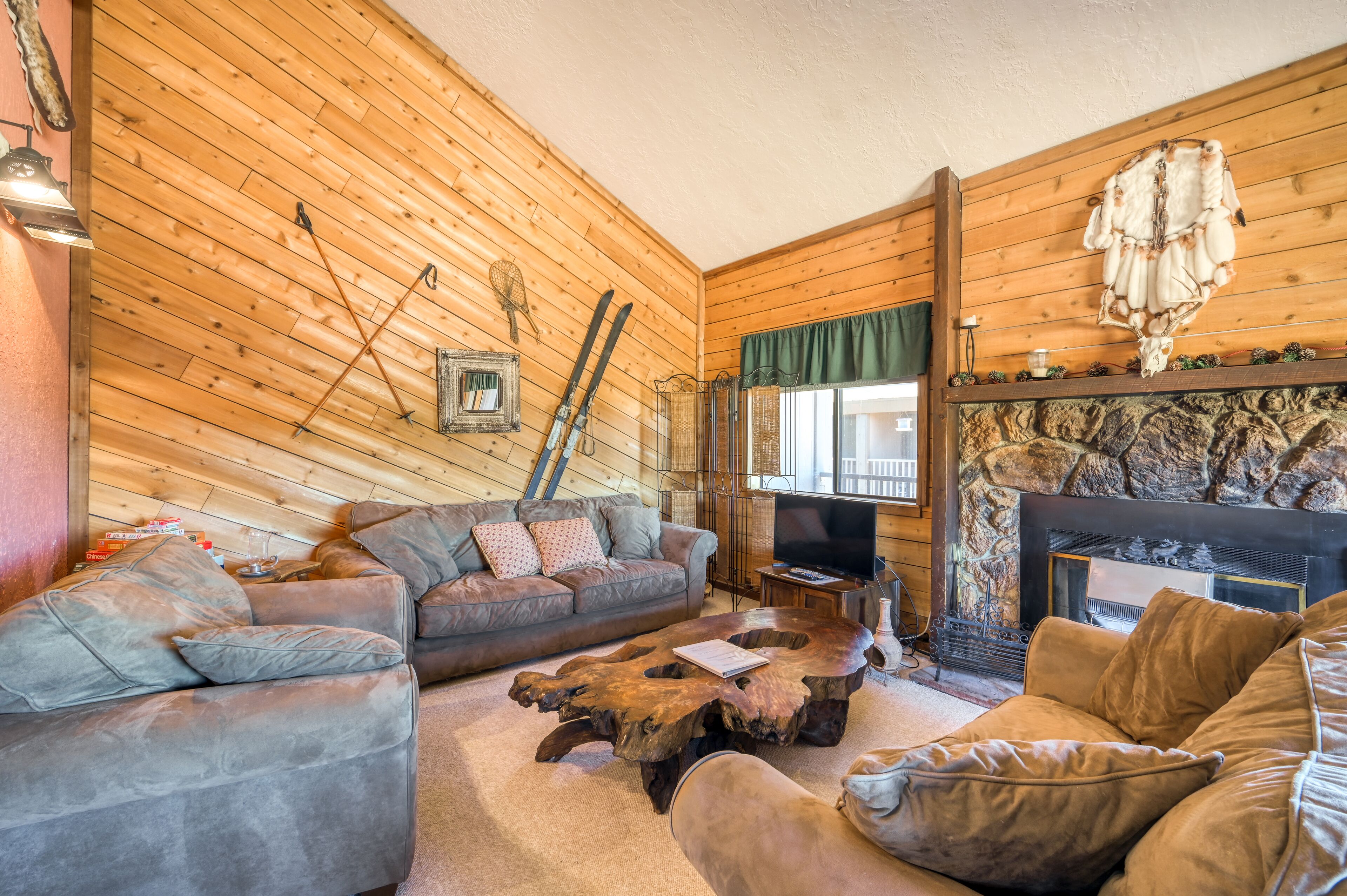 Cabin-themed getaway with mountain views, free WiFi, & a wood burning fireplace!