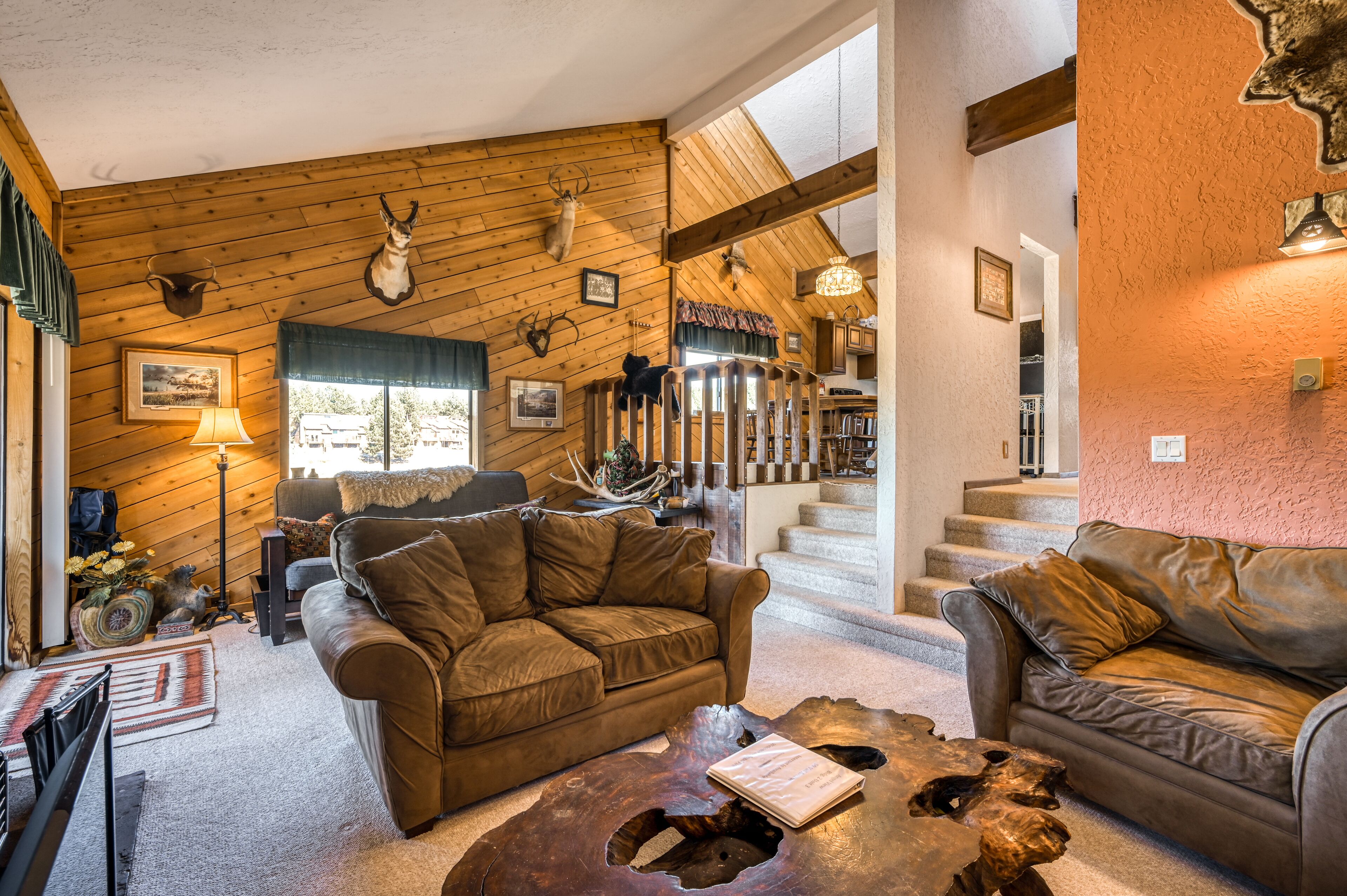 Cabin-themed getaway with mountain views, free WiFi, & a wood burning fireplace!