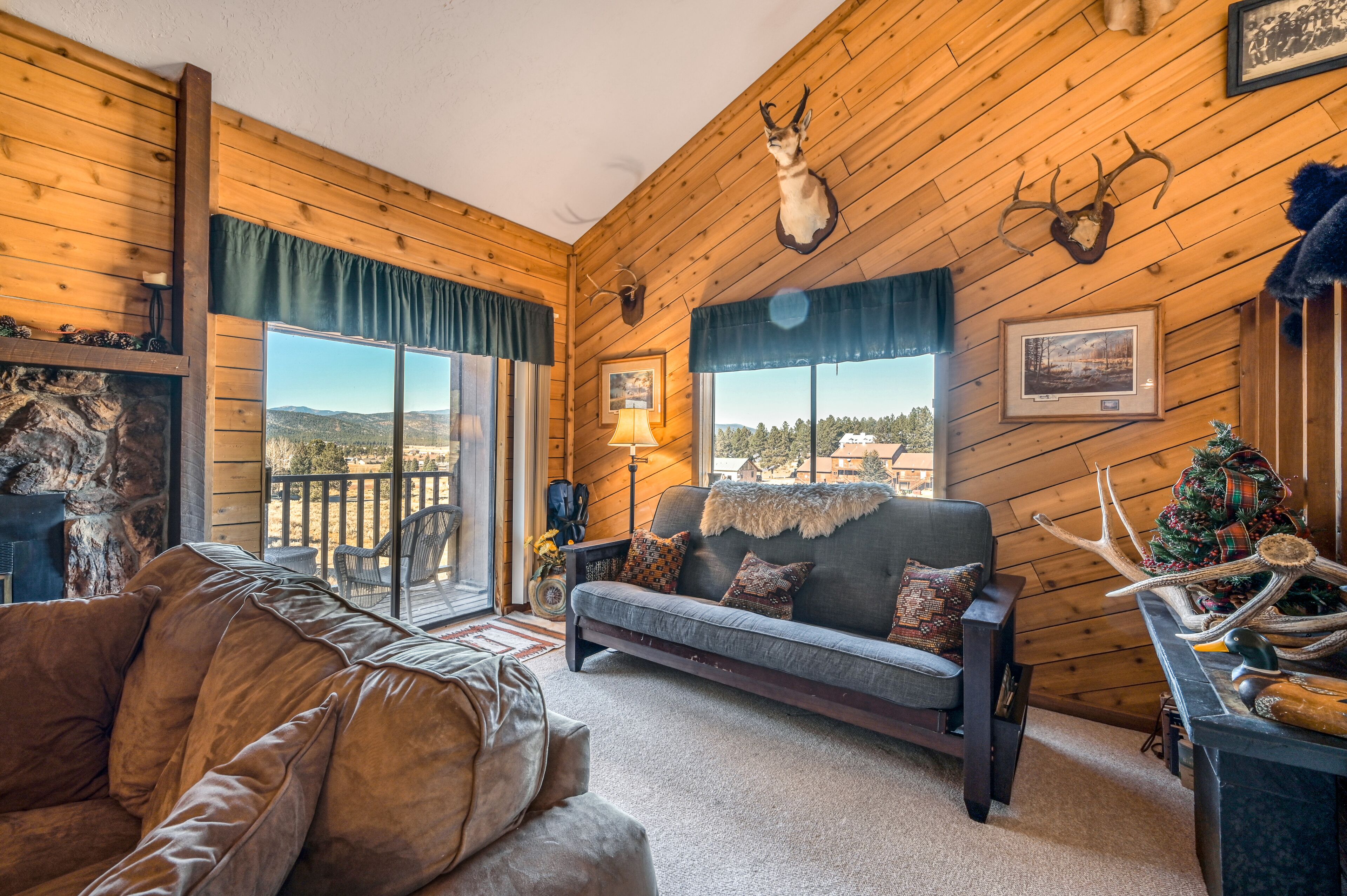 Cabin-themed getaway with mountain views, free WiFi, & a wood burning fireplace!