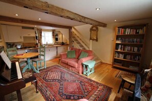 Smart-TV, DVD-spiller, bøker og musikkbibliotek