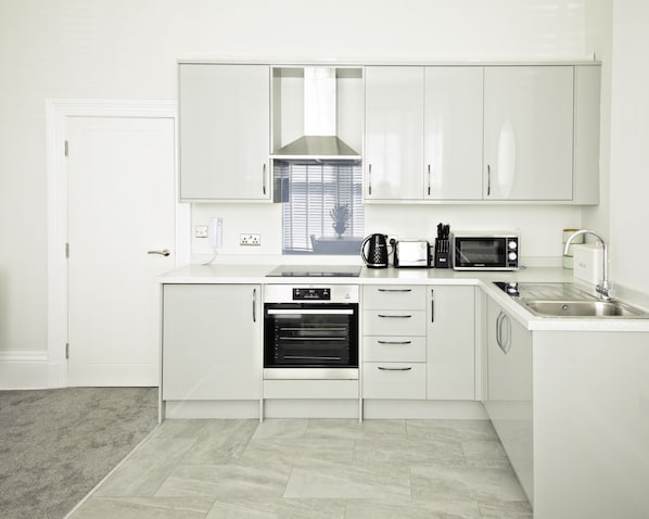 Kühlschrank, Mikrowelle, Ofen, Herdplatte