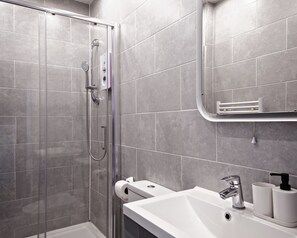 Dusche, Handtücher, Seife, Toilettenpapier