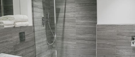 Duschwanne, Haartrockner, Handtücher, Seife