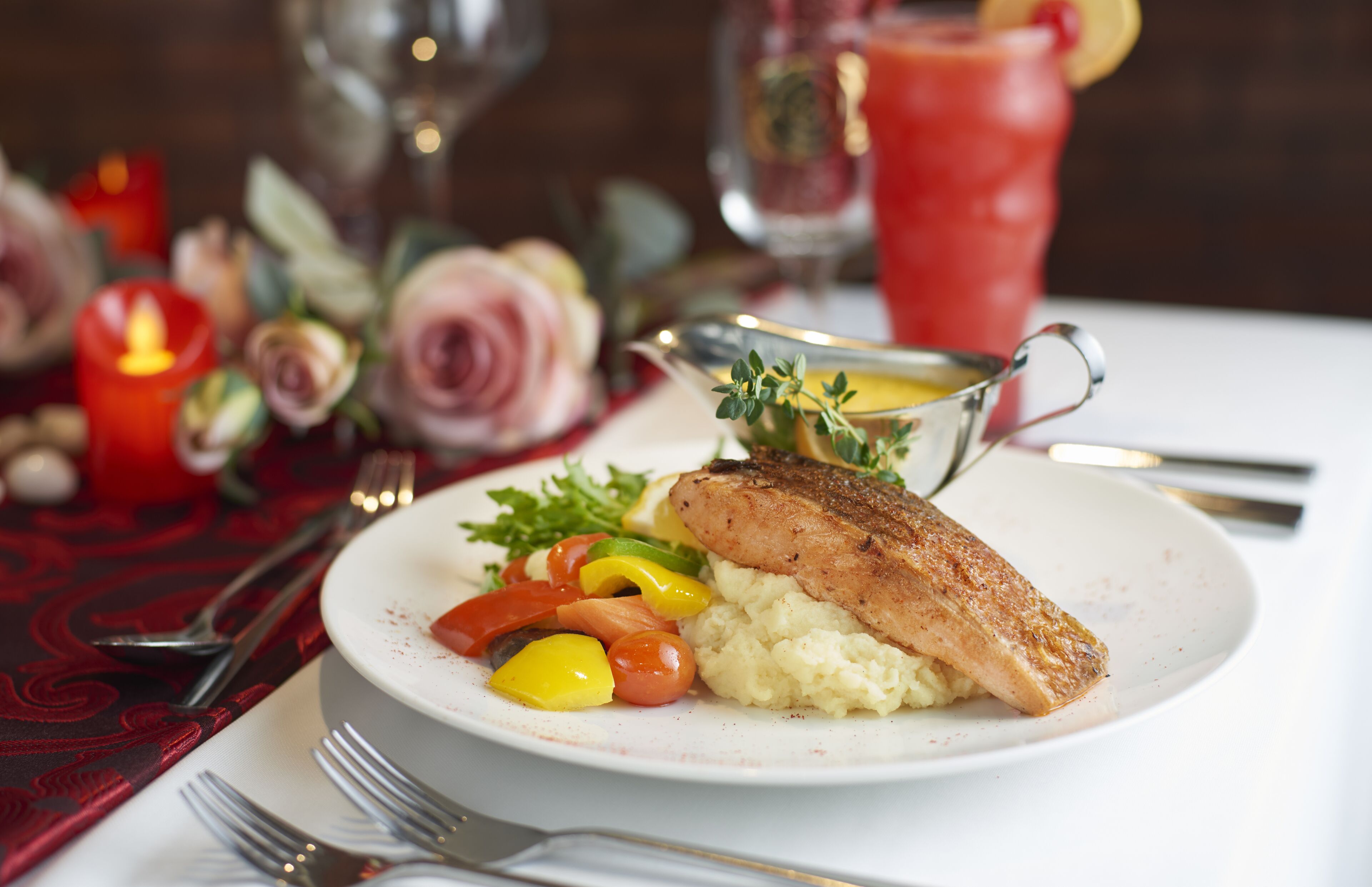 Ein Teller mit gegrilltem Fisch, Kartoffelpüree und einem gemischten Salat.