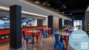 供应早餐、午餐和晚餐
