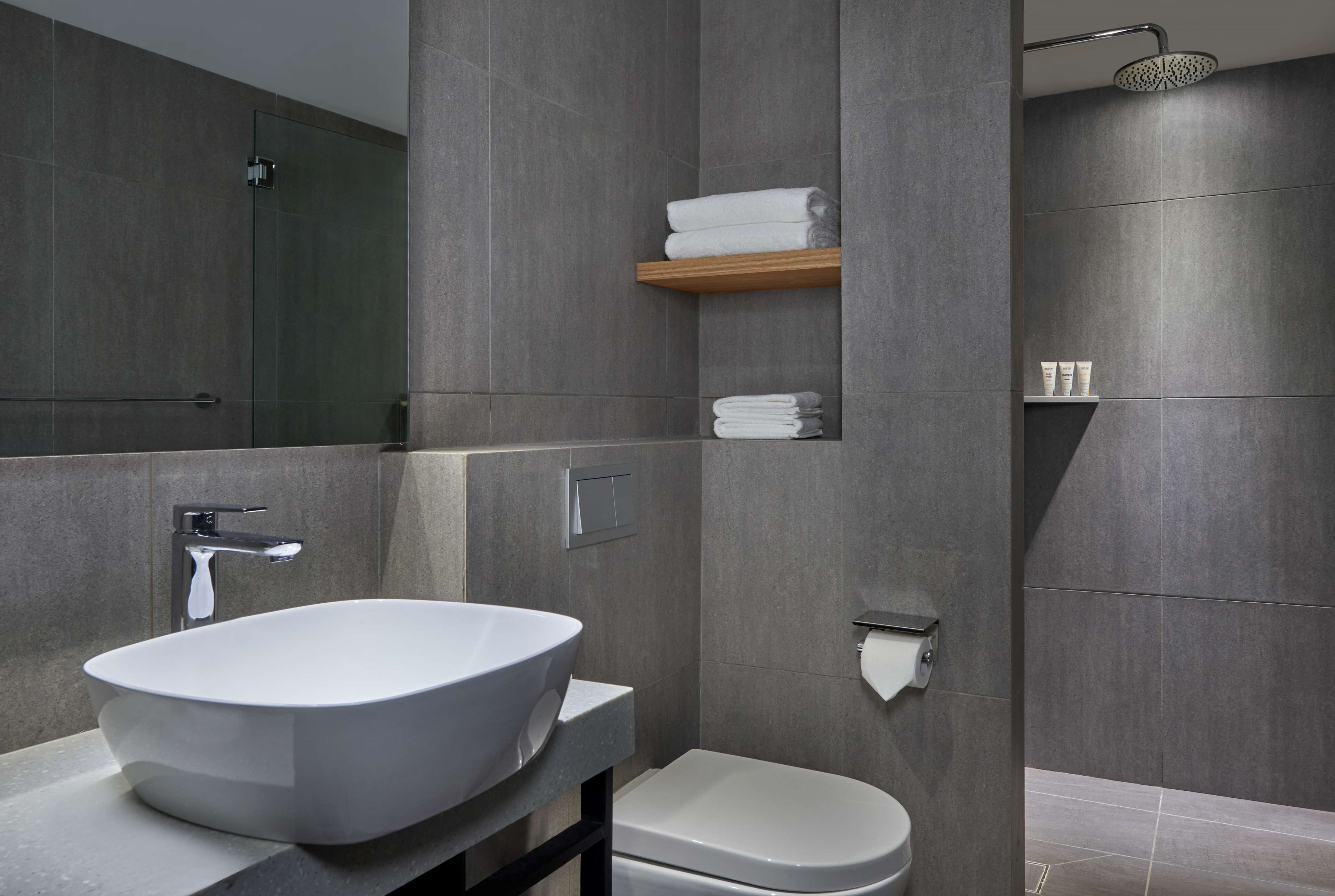 Shower, rainfall showerhead, free toiletries, hair dryer