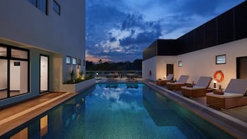 Hồ bơi ngoài trời, mở cửa từ 6:00 đến 22:00, ghế dài tắm nắng
