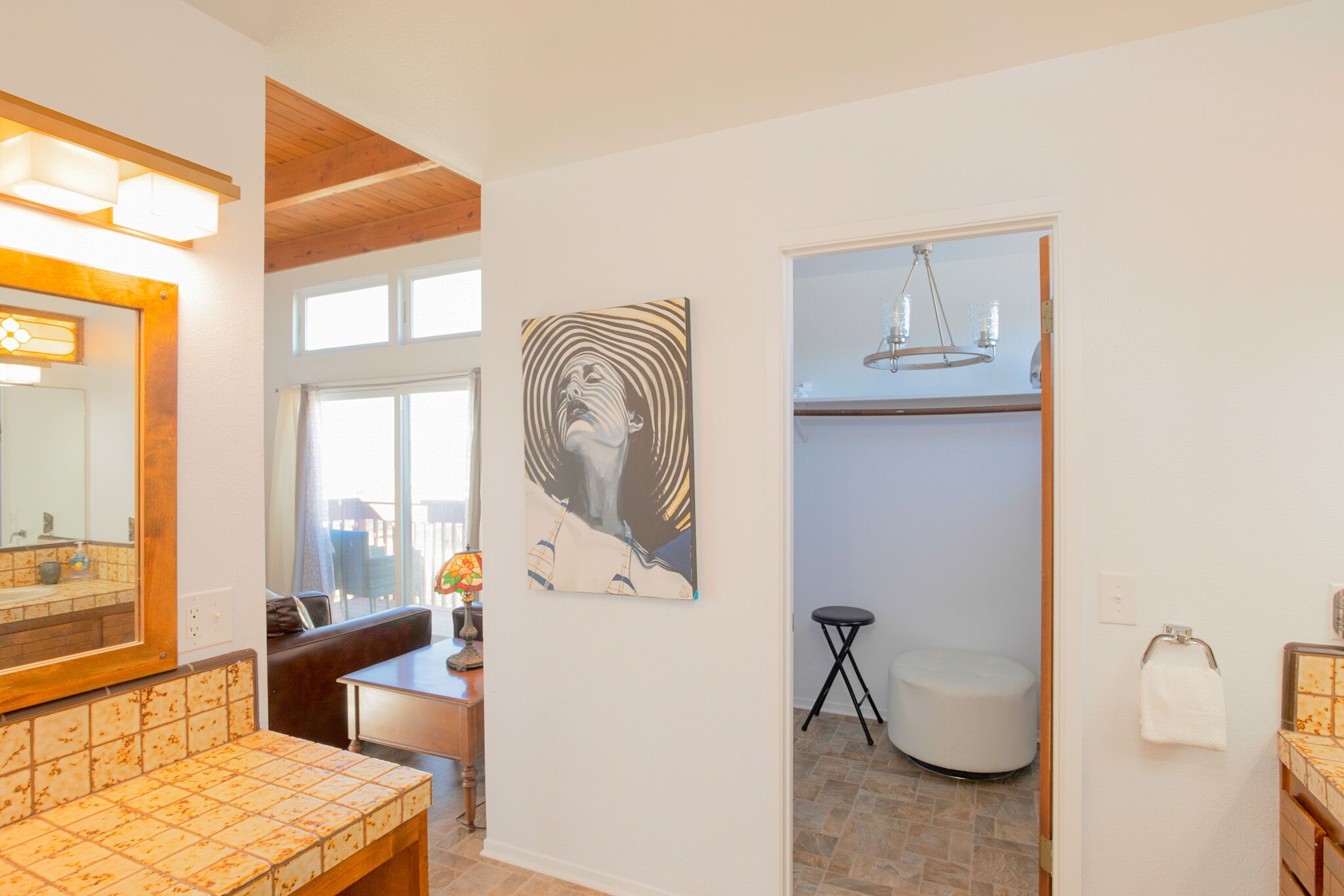 Ein modernes Badezimmer mit großem Spiegel, Handtuchhalter und Toilette.