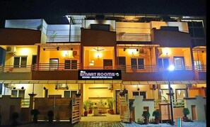 Vista frontal de la propiedad por la tarde o noche