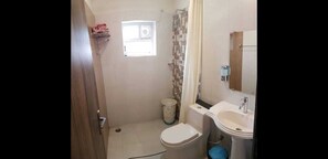 Habitación Deluxe | Baño | Regadera, pantuflas, toallas