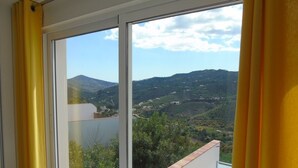 Ein Balkon mit Blick auf eine Berglandschaft.
