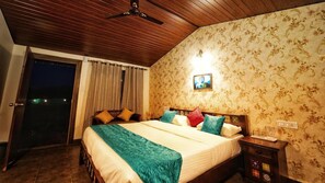 디럭스 더블룸 | 고급 침구, 각각 다른 스타일의 인테리어, 각각 다르게 가구 비치, 노트북 작업 공간