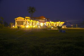 숙박 시설 정면 - 저녁/밤