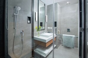 豪華客房 | 浴室 | 淋浴設備、雨淋花灑、環保梳洗用品、風筒