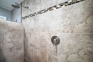 Articles de toilette (gratuits), séchoir à cheveux, serviettes fournies