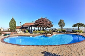 Pool - The Shores Condo w/ Beach Access < 2 Mi to Dtwn! (Port Clinton)