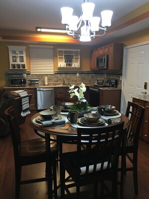 Fridge, microwave, oven, stovetop - Chesterton “Golf View Estate” Midwest  Great Lake Beaches & Trails Of The Dunes! (Chesterton)