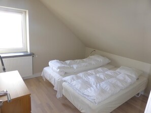 Comfort Quadruple Room, 1 Bedroom | Iron/ironing board, rollaway beds, free WiFi, bed sheets - Harboøre Hotel (Harboore)