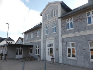 A building labeled "HARBORBE BAEDEHOTEL" with a classic architectural style, featuring multiple windows and a prominent entrance. - Harboøre Hotel (Harboore)