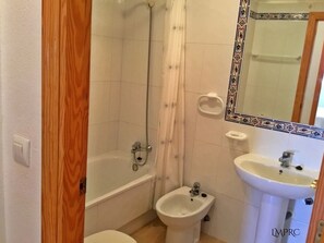Kombination af bruser/badekar, hårtørrer, håndklæder, Toiletpapir