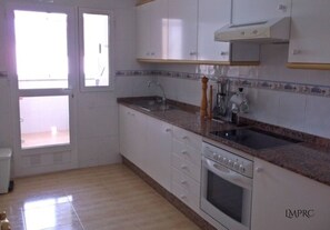 Jääkaappi, mikroaaltouuni, uuni, liesi