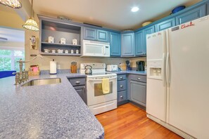 Fridge, microwave, stovetop, dishwasher - Day Trips to Boyne Mtn! Downtown Charlevoix Duplex (Charlevoix)