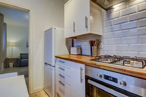 Fridge, microwave, oven, stovetop - Garden Gate Upper flat, Prestwick Centre (Prestwick)