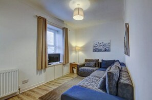 TV, DVD player, books, video library - Garden Gate Upper flat, Prestwick Centre (Prestwick)