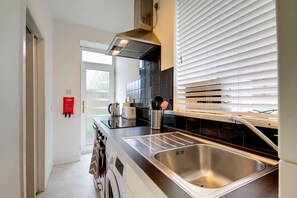 ثلاجة، ميكروويف، فرن، موقد طهي مسطح