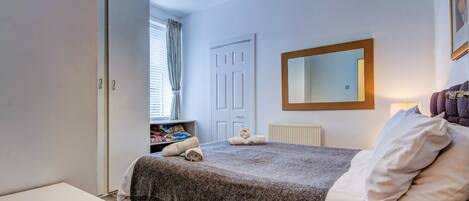 Escritorio, tabla de planchar con plancha, wifi y ropa de cama