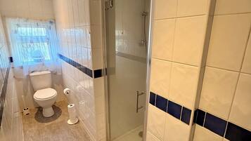 Douche, sèche-cheveux, serviettes fournies, savon