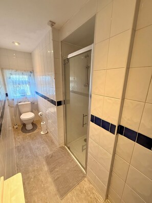 Een douche, een haardroger, handdoeken, zeep