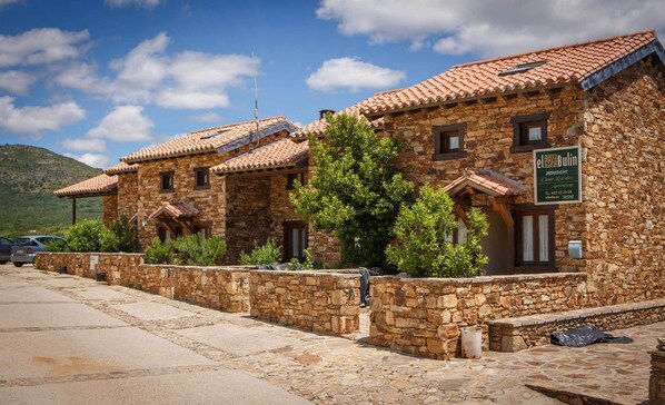 Exterior - Ideal for groups of 12 to 16 passengers who want to enjoy nature. (Horcajuelo de la Sierra)