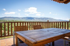 Outdoor dining - Ideal for groups of 12 to 16 passengers who want to enjoy nature. (Horcajuelo de la Sierra)