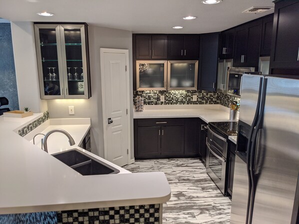 冰箱、微波炉、烤箱、炉灶